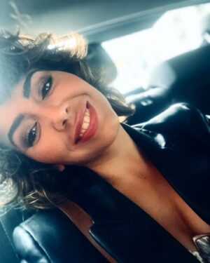 Sandra Cervera Instagram - …🌻No es una máscara, no juego a tapar lo que hay detrás, porque es imposible oprimir lo que rebosa por tus poros. Sonreír me mantiene firme, serena… enfocada en estar en el aquí y ahora, aquí y ahora. No elegí una profesión fácil, pero es mi pasión y motor de toda la energía que necesito. Porqué cuento este rollo? Porque no se trata de utilizar nuestras armas para tapar, sino para gestionar que la vida hermosa, dura e injusta: es VIDA. Así que seguiré luchando con una sonrisa de oreja a oreja para que lo que duele, no duela menos, sino mejor. 
@afavalencia 
#investigacionalzheimer