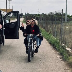 Sandra Cervera Instagram - Rodando una peli preciosa a tu lado toti @angelacervan Y @jordi_nu nos dirige con todo su amor… ❤️‍🔥🎬 Está siendo muy bonito equipo @valenciana.film