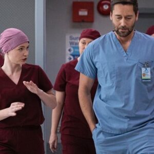 Sandra Mae Frank Instagram - Dr. Wilder is back and things are taking a turn, especially from last week’s episode! 

Tune in @NBCNewAmsterdam next Tuesday, Oct 26th, at 10/9c on @NBC! 

#NewAmsterdam #DamFam #DrWilder 


Various scenes of doctors and surgeons in their scrubs, Sandra Mae as Dr. Wilder and her team wearing maroon scrubs while Dr. Goodman and his team wearing blue scrubs.