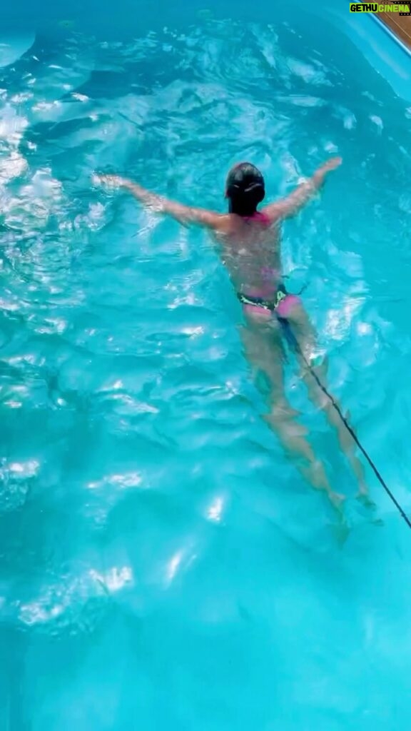 Sandra Nováková Instagram - Už zase plavuuuu! Juchuuuuu! Aneb sezóna plavání zahájena! Dnes 60 minut! 💪 Tenhle druh pohybu mi v zimě vždycky taaak chybí! #kdyznemasprotiproudpouzijgumu #uzzaseplavu #juchuuuuu #swimming #loveit