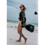 Sandra Nováková Instagram - S ptákem v pozadí. #magic #moment #birdphotography #bird #beach #travelphotography #holiday #zanzibar #beachvibes #photooftheday