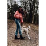 Sandra Nováková Instagram - Ještě, že ty psy máme, protože jinak by nás ven nikdo nevytáhnul😂🙈 #sunday #winter #lifewithdogs