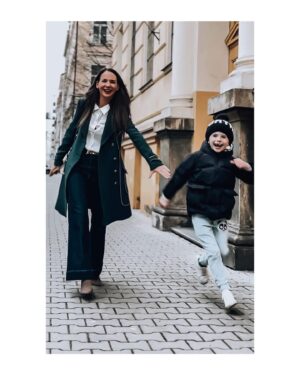 Sandra Nováková Instagram - “Maminkooo můj mozek je rozdělen do několika částí: totální blázen, roztomilý andílek, démon, Einstein, zoolog, botanik, akvarista, formikarista a miminko. Jo a ještě jedna část! Trochu i dospělý.”
#mavtomjasno #vikdoje