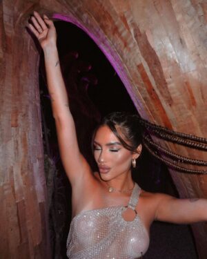 Sandri Oliveira Instagram - Finalizando a sequência de @soundsofquartzo com muita vibe boa, looks lindos e companhias maravilhosas!
Grata por tudo e por esse final de semana maravilhoso 💕✨🔮 apaixonada por esse último outfit que a minha avó fez exclusivamente pra eu usar.
Fotos profissionais: @roneysilvaft 💫
#soundsofquartzo