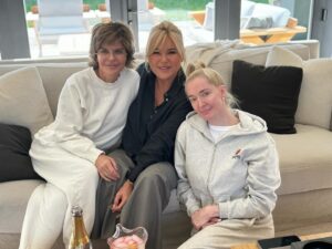 Sanela Diana Jenkins Instagram - sunday funday 🎉💖💝🌈🎊 trampoline, puppets,wellness shots , puppies and kittens , praying mantis we got it all and much more lol@