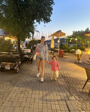 Sanem Bahçekapılı Instagram - Kendine iyi bak Göcek Böcek. Yine geliriz geliriz. 🌝