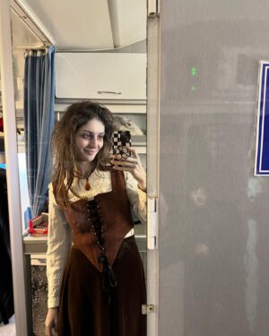 Sanem Bahçekapılı Instagram - Zatürre olmama rağmen sergilediğim o performansa yılın kadın oyuncusu ödülü gelir diyorum… 🚬
