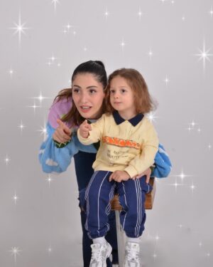 Sanem Bahçekapılı Instagram - Bugün vesikalık çektirmeye gittik. Fotoğrafçıya girince o eski fotoğraflardan istedim ama artık yokmuş o arka planlar maalesef. Neyse bunlarla idare edicez 🤩