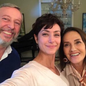Sanem Çelik Instagram - Bizden size iyi pazarlar 🤗 Akşam 20:00 de görüşmek üzere 📺  @kanald @1ltgozyasidizi #birlitregözyaşı