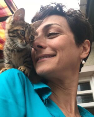 Sanem Çelik Instagram - Setimizin kedisi. Bu akşam diziyi beraber izleyeceğiz. 😻İsmini ne koysak? Var mı öneriniz? #birlitregözyaşı