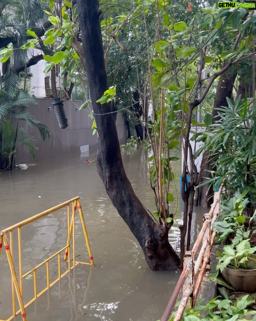 Sangeeta Krishnasamy Instagram - Chennai right now from where I am 😢, hope people are ok in the low areas. #cyclonemichaung