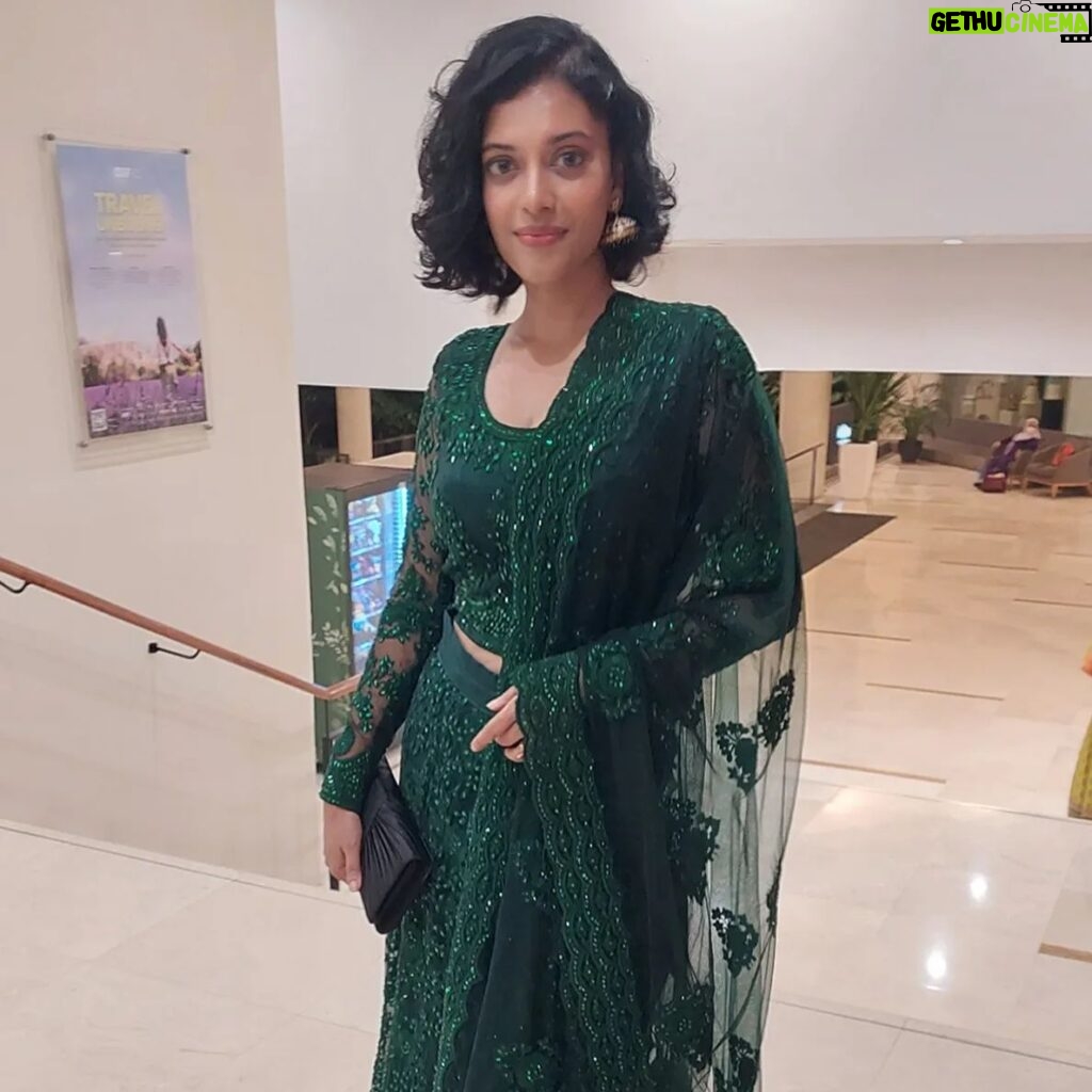 Sangeeta Krishnasamy Instagram - Thank you @warrenfdez & @pushpanarayan for the invite to @oakwoodkualalumpur's @discoverasrmalaysia Deepavali Buffet preview 💚 Gorgeous green lengha by @warnamozhi @button.hook_official @reshmonu @subashiniasokandevi @balaganapathi_william