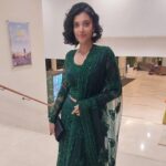 Sangeeta Krishnasamy Instagram - Thank you @warrenfdez & @pushpanarayan for the invite to @oakwoodkualalumpur's @discoverasrmalaysia Deepavali Buffet preview 💚 Gorgeous green lengha by @warnamozhi @button.hook_official @reshmonu @subashiniasokandevi @balaganapathi_william