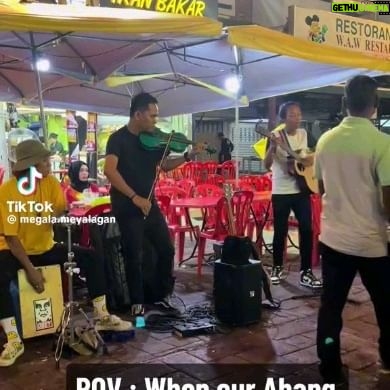 Sangeeta Krishnasamy Instagram - Im soooo curious nak tau how his pronunciation is spot on and he never missed a word!!! Also what a gifted singer and let’s appreciate the abgs on violin & percussion too!💕🤩 (Updated*) Might have found em’ @pasyaaaaaaaaaaaaaa (read on world of buzz!!) betul ke? 🥰 Thank you @megalameyalagan for sharing this with us! 📷 #realmalaysians #realmalaysia #illayaraja