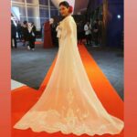 Sangeeta Krishnasamy Instagram - Festival Filem Malaysia ke 32 With the gorgeous Che Puan @sarimahibrahim Tatarias, Dandanan & Busana oleh @bahadurcouture @krishbahadur08 #ffm32 #sareedress #anugerahkhasjuri #juangthemovie #airforcethemovie