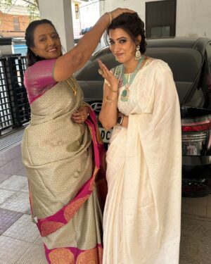 Sangeetha V Instagram - Happy Mother's day to my Amma and all Amma around the world 🌎❤️❤️

Thank you @maayol_sarees for the wonderful collections 💓💓

Jewel : @fineshinejewels
Mua: @miss_pretty_makeoverartist

#motherhood #mothersday #happymothersday