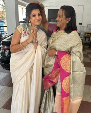 Sangeetha V Instagram - Happy Mother's day to my Amma and all Amma around the world 🌎❤️❤️

Thank you @maayol_sarees for the wonderful collections 💓💓

Jewel : @fineshinejewels
Mua: @miss_pretty_makeoverartist

#motherhood #mothersday #happymothersday