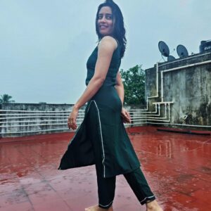Sangeetha sai Instagram - நீ வரும்போது நான் மறைவேனா ⛈️⛈️⛈️⛈️