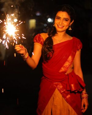Sangeetha sai Instagram - அனைவருக்கும் இனிய தீபாவளி
நல்வாழ்த்துக்கள். 🎆🎇🧨✨️

May every family have success, prosperity, and fortune during Diwali. On this holy night, I hope you all have an amazing time.

Happy diwali 🥰🥰🥰🥰

@srisudhan22 
@shape_of_you__by_bk 
@sowmisclassymakeovers
