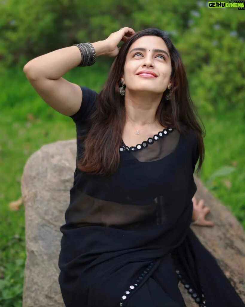 Sangeetha sai Instagram - சோலை மலர் ஒளியோ உனது சுந்தரப் புன்னகையோ 🖤🖤🖤 @@ashwin_sky_dancer @akash_av_0117