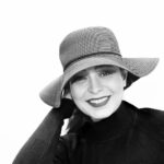 Sania Salari Instagram - هر چه بیشتر به رهایی بیندیشی گهواره‌ی جهان کوچک‌تر از آن می‌شود که نمی‌دانم چه … راهِ گریزی نیست تنها دلواپسِ غَریزه‌ی لبخندم، سادگی را من از همین غَرایزِ عادی آموخته‌ام! #سید_علی_صالحی عکس@asalmoj73