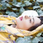 Sania Salari Instagram - من از سطح سیمانی قرن می‌ترسم. بیا تا نترسم من از شهرهایی که خاک سیاشان چراگاه جرثقیل است. مرا باز کن مثل یک در به روی هبوط گلابی در این عصر معراج پولاد. مرا خواب کن زیر یک شاخه ی دور از شب اصطکاک فلزات. اگر کاشف معدن صبح آمد، صدا کن مرا. و من، در طلوع گل یاسی از پشت انگشت‌های تو، بیدار خواهم شد. #سهراب_سپهری عکس @asalmoj73