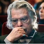 Sania Salari Instagram - هرگز از یاد نخواهم برد که سی شبِ تمام در اجرای مجلسِ ضربت زدن به کارگردانی "محمد رحمانیان " تنها "شنیدنِ"آن صدای با شکوه، پر درد،پر قدرت،پر احساس وبا صلابت چگونه لرزه بر تمام جانم می افکند..... "من کجا هستم؟" "حقیقتِ من کجاست؟" یادتان جاویدان سفرتان در آرامش #منوچهر_اسماعیلی