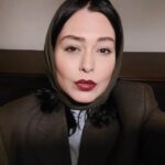 Sania Salari Instagram - حکایتِ زمان و حکایتِ عمر آدمی، داستانی ست که از ازل بر نیاکان ما، ما و فرزندان ما ،به یکسان روایت شده و زین پس نیز خواهد شُد .... اما در شگفتم از آدمی که شاهد این آمد و شُدِ بی وقفه بوده و باز اینگونه می تواند گاه غرّه، نامهربان و ظالم بر زمین گام بردارد .زمینی که خاطره ی گامهای بسیاری را در دل خویش تا به ابد جاودانه کرده است ...... آدمیزادی که حتی عمر لباس تنش گاه طولانی تر از حضورش می باشد،چگونه می تواند تا این اندازه به دور از آدمیت زیست کند؟؟؟؟ بعد از ۱۴ سال کُت پدر بر تن دختر #سانیا_سالاری #سلفی