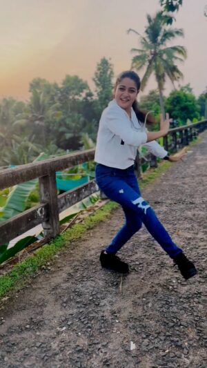 Saniya Babu Instagram - DO ANYTHING BUT LET IT PRODUCE JOY💃  COME ON EVERYBODY😂

#dance #happy #instareels