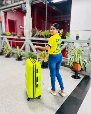 Saniya Babu Instagram - Helloooo blasterssss💛
 #keralablasters #manjappada #isl #kbfc