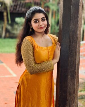 Saniya Babu Instagram - EYES ARE A REFLECTION OF YOUR  SPIRIT 😇. Costume : @ley_boutique_ ❤️❤️❤️ thank you so much for this beautiful dress ❤️