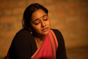 Santhy Balachandran Instagram - Roudram (Anger| Images 1,2,3) and Karunam (Pathos| Images 4,5,6).

Two emotions that are often disguised as each other… Unexpressed grief often manifests as rage while unexpressed anger transmutes itself into sorrow. Both have their source in pain. But your default depends on what you have been permitted to show.

For a fortnight, sheltered from a world where the expression of these emotions is policed by gender, we learned to give voice to our anger and lend tears to our grief.

Thank you, Guruji. 

@natanakairali ☀️

📷: @manojparameswaran 

#natanakairali #navarasasadhana