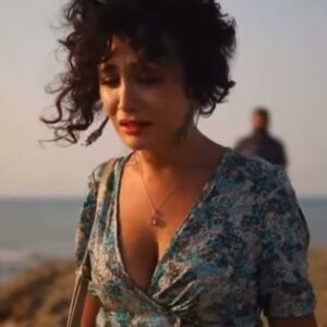 Sanura Jafarova Instagram - Her kes bir yerlerde bir parcha eksikdir. Ya bashqa dunyada, ya bashqa sheherde, ya da dizinin dibinde. Hech kim tam deyil, hech kimde her shey yerli yerinde deyil..🍂 

Tam versiya YouTube da: Varlı qız & Kasıb oglan @kenanyusifov 

Ssenari: @rasad_mustafa @perviz_arif @elvin_pasha 

Producer: @orcuvarli 
İcracı producer: @ilkinzulfu