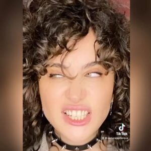 Sanura Jafarova Instagram - Animeye nifret eliyenler burdasiz?😂 
Accessories: @uslionpops