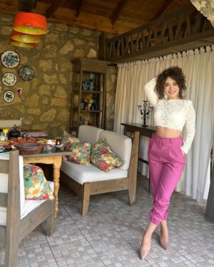 Sanura Jafarova Instagram - Ilin istelinen gununde yay feslini yashaya bileceyiniz mekan @dukkanorganic🌸  Geyim @goex_az