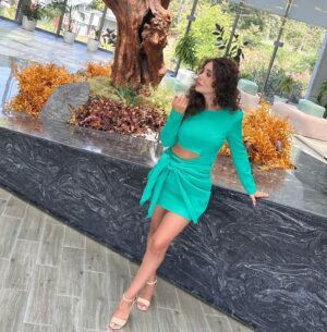 Sanura Jafarova Instagram - Siz hem 5* hotelde istirahet, hemde tibbi merkezde mualice almaq isteyirsiniz?? O zaman sechiminiz @lankaran_springs  olmalidir😍 Sola chevir videonu izle😌