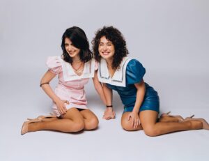 Sanura Jafarova Instagram - Sen menim bu dunyadaki en guclu, hemde en zeif yerimsen.Beraber boyuduk biz...heyat yoldashimsan...heyatimdaki en boyuk ugurum, milyonlara sigdira bilmediyim qeder shukurumsen…Ad gunun mubarek Qizim @aylaasshh ❤️ 
Photographer @ismailrzayev  Geyim @gilanaftaly