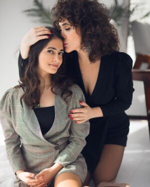 Sanura Jafarova Instagram - Sen menim bu dunyadaki en guclu, hemde en zeif yerimsen.Beraber boyuduk biz...heyat yoldashimsan...heyatimdaki en boyuk ugurum, milyonlara sigdira bilmediyim qeder shukurumsen Qizim❤️ 
 
Ezizim @nikoabbasov bu gozel layihe uchun sene teshekkur edirem, 8 Marta #anaminqiziyam dushunulmush en gozel hediyyedir mence😍Butun xanimlarimizi tebrik edirem, tekce Qadinlar gunumuz yox Qadinlar mubarek olsun!🌹
