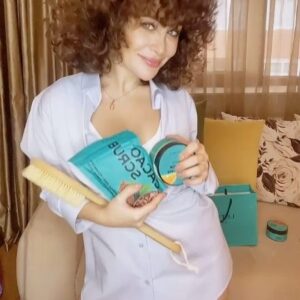 Sanura Jafarova Instagram - Ipek kimi deriye ve selulitsiz ayaqlara sahib olmaq uchun, seluliti tebii yollarla aradan qaldırmaq lazımdır. Sizleri @letique.cosmetics.az Letique antiselulit setimle tanish edirem🧚‍♀️🧚‍♀️🧚‍♀️100% tebii kaktus tukunden olan Letique firchasi ile bedene ve xususi ilə ayaqlara massaj edib, qan dovriyyenin  suretlenmesine və selulitin meydana gelmesini minimuma endirmeye komek edir. Istifadesi chox asanddır, sadece ayaqlarınızın ashagisindan bashlayaraq yuxarıya dogru orta shiddetle massaj edin. Fircha quru olaraq istifade edilmelidir. Seher ve axsham olmaqla  10 deqiqe. Daha sonra Letique den olan “Cacao Scrub” derinize surterek olu huceyrelerinizi temizleyirsiniz
Veee heftede 2 defe @letique.cosmetics.az Letique den olan “Корица Апельсин“ ( Darchin Portagal) 🍊🍊🍊kremini isti burunme edirsiniz
Neticeni artiq 4 cu istifadede hiss edeceksiniz qizlaaar
@letique.cosmetics.az Letique kosmetikasi size evde esil SPA tecrubesini yashadacaqdir✨✨✨