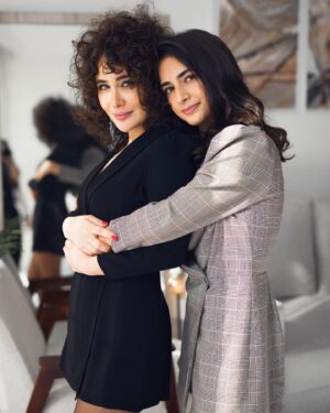 Sanura Jafarova Instagram - Sen menim bu dunyadaki en guclu, hemde en zeif yerimsen.Beraber boyuduk biz...heyat yoldashimsan...heyatimdaki en boyuk ugurum, milyonlara sigdira bilmediyim qeder shukurumsen Qizim❤️ 
 
Ezizim @nikoabbasov bu gozel layihe uchun sene teshekkur edirem, 8 Marta #anaminqiziyam dushunulmush en gozel hediyyedir mence😍Butun xanimlarimizi tebrik edirem, tekce Qadinlar gunumuz yox Qadinlar mubarek olsun!🌹