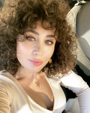 Sanura Jafarova Instagram - Bundan bir il once Kosmetoloqum @dr.sevinj_abdullayeva meni Radiesse preparatiyla tanish etdi, ve bir kelime ile izah etmeyimi istesez WOW deyirem😍 
Prosedurdan sonra heqiqeten chox gozel effekt aldım ve inanin fillerlere və bashqa mudaxilelere hech ehtiyac qalmir! Mene gore Radiesse preparati aninda cavanlashdiran, uz ovalinizi berpa eden, lifting effekti gosteren yegane prepatatdi ve en esasi tebii terkiblidir!
Derhal prosedur biten kimi  ferqi goreceksiniz buna sizi emin edirem!)) Ve bir ay muddetinde effekt dahada artir ve dernizin nece gozelleshdiyini izleyeceksiz) Bir daha gozel, peshakar hekimime @dr.sevinj_abdullayeva teshekkur edirəm,
Prosedurla bagli daha etrafli ozu ile elaqe saxlaya bilersiniz🌷Preparati gormek uchun shekili sola surushdurun💎💉