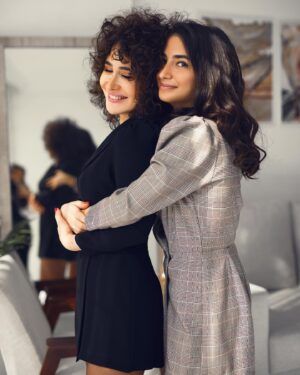 Sanura Jafarova Instagram - Sen menim bu dunyadaki en guclu, hemde en zeif yerimsen.Beraber boyuduk biz...heyat yoldashimsan...heyatimdaki en boyuk ugurum, milyonlara sigdira bilmediyim qeder shukurumsen Qizim❤️ 
 
Ezizim @nikoabbasov bu gozel layihe uchun sene teshekkur edirem, 8 Marta #anaminqiziyam dushunulmush en gozel hediyyedir mence😍Butun xanimlarimizi tebrik edirem, tekce Qadinlar gunumuz yox Qadinlar mubarek olsun!🌹