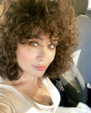 Sanura Jafarova Instagram - Bundan bir il once Kosmetoloqum @dr.sevinj_abdullayeva meni Radiesse preparatiyla tanish etdi, ve bir kelime ile izah etmeyimi istesez WOW deyirem😍 
Prosedurdan sonra heqiqeten chox gozel effekt aldım ve inanin fillerlere və bashqa mudaxilelere hech ehtiyac qalmir! Mene gore Radiesse preparati aninda cavanlashdiran, uz ovalinizi berpa eden, lifting effekti gosteren yegane prepatatdi ve en esasi tebii terkiblidir!
Derhal prosedur biten kimi  ferqi goreceksiniz buna sizi emin edirem!)) Ve bir ay muddetinde effekt dahada artir ve dernizin nece gozelleshdiyini izleyeceksiz) Bir daha gozel, peshakar hekimime @dr.sevinj_abdullayeva teshekkur edirəm,
Prosedurla bagli daha etrafli ozu ile elaqe saxlaya bilersiniz🌷Preparati gormek uchun shekili sola surushdurun💎💉