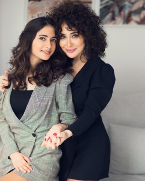 Sanura Jafarova Instagram - Sen menim bu dunyadaki en guclu, hemde en zeif yerimsen.Beraber boyuduk biz...heyat yoldashimsan...heyatimdaki en boyuk ugurum, milyonlara sigdira bilmediyim qeder shukurumsen Qizim❤️ 
 
Ezizim @nikoabbasov bu gozel layihe uchun sene teshekkur edirem, 8 Marta #anaminqiziyam dushunulmush en gozel hediyyedir mence😍Butun xanimlarimizi tebrik edirem, tekce Qadinlar gunumuz yox Qadinlar mubarek olsun!🌹