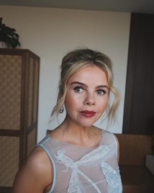 Saoirse-Monica Jackson Instagram - @britishvogue 
@netflix 🐀❤️
 
Makeup - @zoetaylormakeup 
Hair - @kenorourke1 
Styling - @kkittybb 
Dress - @mithridate.official 
Shoes - @louboutinworld 
Bag - @byrotation 
Earrings- @sandyliang 

💓💓💓💓💓💓💓