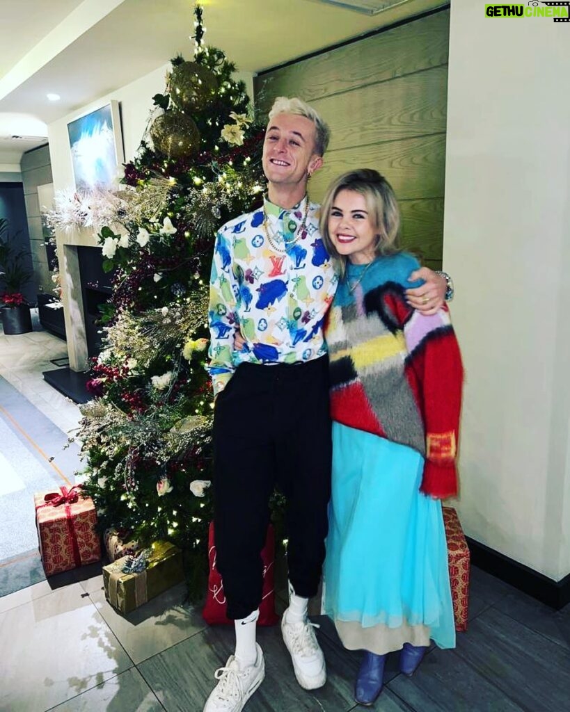 Saoirse-Monica Jackson Instagram - Another year of laughing candles out with you @denissulta 💜💚💜