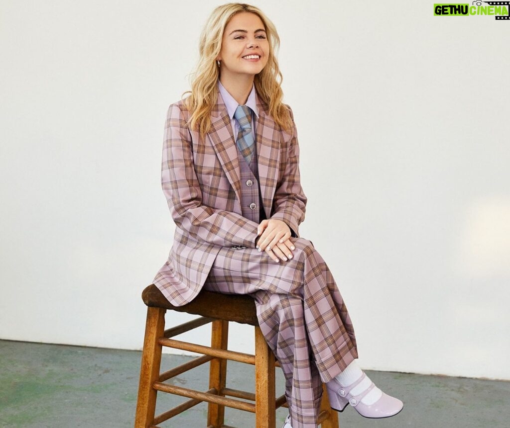 Saoirse-Monica Jackson Instagram - What an honour it was to sit down with @vanityfair to chat all things Derry Girls & beyond. Season 3 is out now on @netflix in the states, I hope all our Derry Girls across the pond are as buzzing as I am 🥰💚🇺🇸🌎 Read now via link in Bio ♥️ Styling: @mrfabioimmediato Make-up: @amanda.grossman Hair: @davidebarbieri_ Photographer: @joshshinner