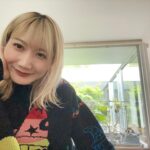 Saori Instagram - 差別はなくなる方がいいし、環境汚染なんてしたくないし、動物は幸せでいてほしい。 そう思っていても、知らないうちにそれらに加担してしまっていることは多い。 例えば食べているもの、選んだ家具や服が作られるシステムや、その理念を知らないときに。 ステラマッカートニーの服に袖を通した時、「無駄を削減することに力を入れている」と説明して貰った。 レザー、ファー、ダウンを含め、服を作るときに無駄な殺生を行わないことや、資源を採取しすぎないこと、作りすぎないことを気をつけていること。 ステラの服を着るときはいつもそのことを思う。 流行とは関係なく、大事に長く着たい。 In addition to eliminating discrimination, we must focus on protecting our environment, our world, and the animals that live in it. Even though most of us are aware of this, we are complacent in so many ways. We don't seek out the truth behind the products we buy, the food we eat, and the clothes we wear. When I wore Stella McCartney's clothes for the first time, I was told that their goal is to reduce waste and make clothing that is cruelty free. They do not harm animals by using leather, fur, or down. There is no excessive waste, and they do not overproduce their products. Every time I slip into Stella's clothes, I am reminded of this. I want to wear them for a long time, regardless of what's trendy or in fashion. I want to be responsible and reuse. #stellamccartney #home #おうちが春
