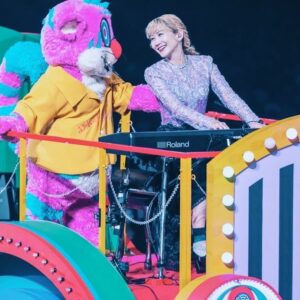 Saori Instagram - いつもギューっとして
一緒にトロッコに
乗り込んでいたガルル。

千秋楽が終わったあと、
感極まって楽屋で泣いていたね。

お疲れさま！

あんまり近付くと、
ヒゲが顔に刺さるんだよね。（２枚目）

#dugaradidu #dgdd #sekainoowari