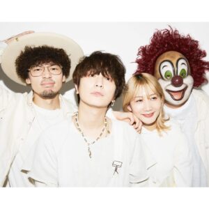 Saori Instagram - 新アーティスト写真ができましたっ！

私の顎がちょっとしゃくれてるのは
余裕の笑みを表現しています。
なかじんの顔の感情は謎だけどすき。

仲良くやっとります。

styling @go_momosee 
hair&makeup @yoshikoarai_makeup @hair.makeup_hiroki_eguchi 
photo @keiichinitta 

#sekainoowari